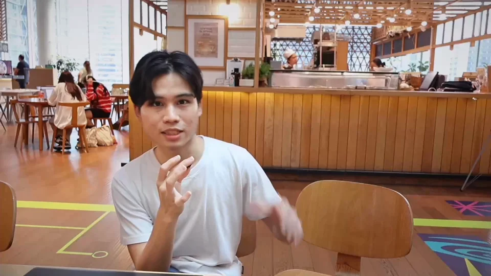 Finished Thai-language video with a yellow active-word highlight